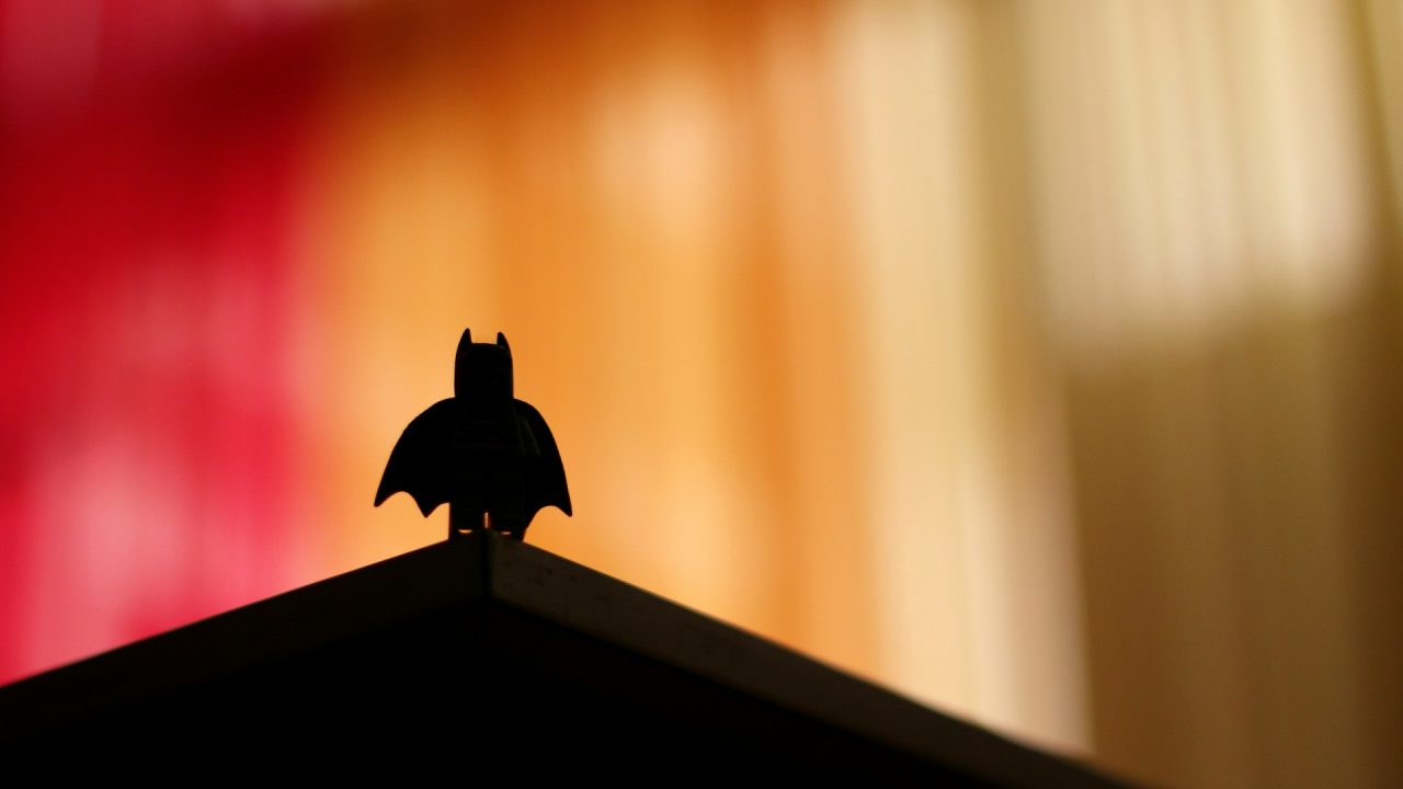 تطورات جديدة في أروقة “دي سي”: كريستينا هودسون تتولى كتابة فيلم “باتمان” القادم.. وإصدار ساخر يجمع كبار المبدعين